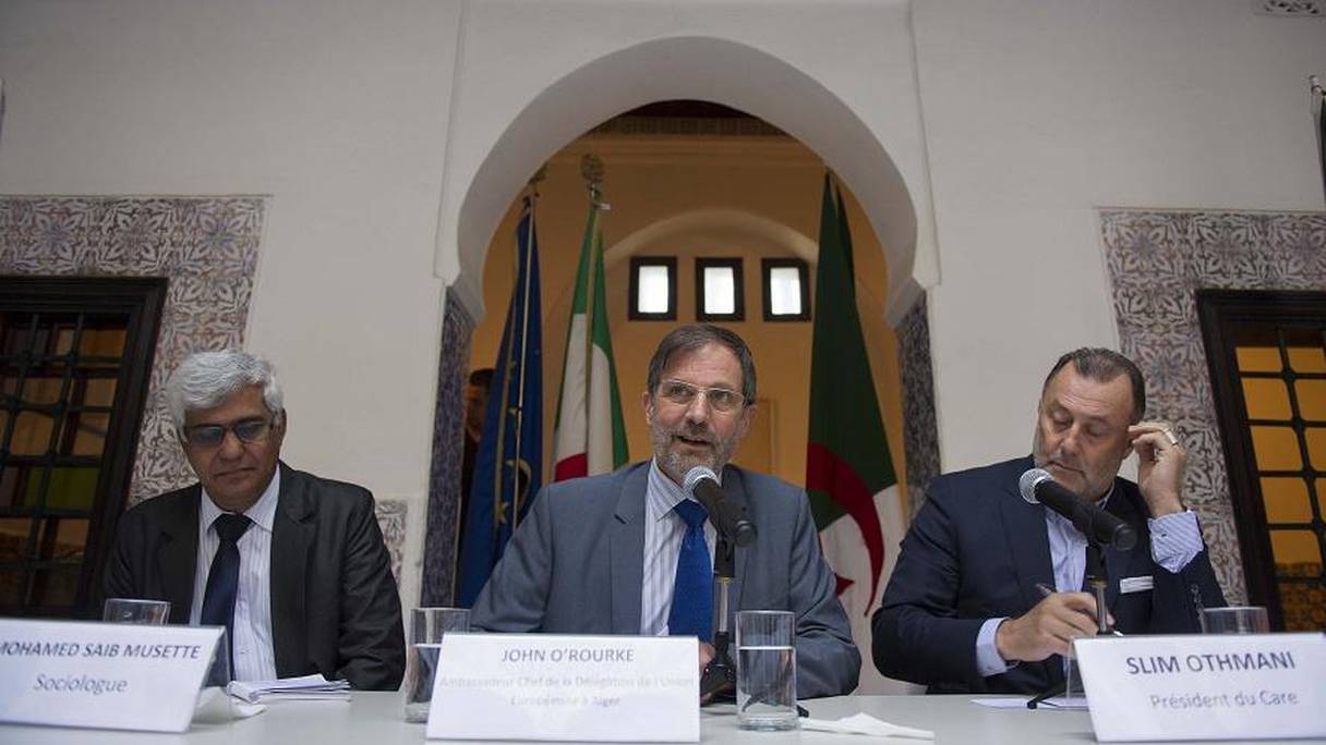 John O'Rourke (au milieu), ambassadeur de l'Union européenne à Alger. 