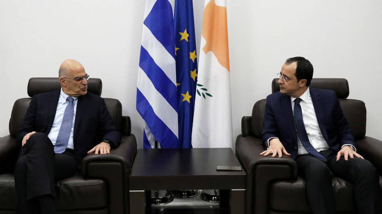 Le ministre grec des Affaires étrangères, Nikos Dendias, aux côtés de son homologue chypriote, Nikos Christodoulides, le 22 décembre 2019 à l'aéroport de Larnaca (Chypre). 