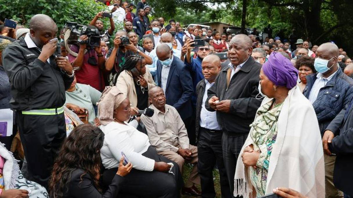 Le président Ramaphosa rendant visite aux victimes des inondations. 