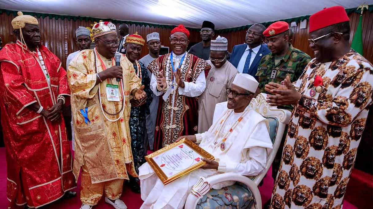 Le président Buhari recevant le titre d'Enyioma 1 d'Ebonyi par le conseil traditionnel des dirigeants Ebonyi dirigé par Eze Charles Mkpuma lors de sa visite dans l'État d'Ebonyi le 14 novembre 2017. 