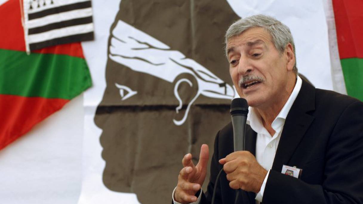 Ferhat Mehenni, président du Mouvement pour l'autonomie de la Kabylie (MAK), présentant son mouvement, le 8 août 2009 à Corte, en Corse.