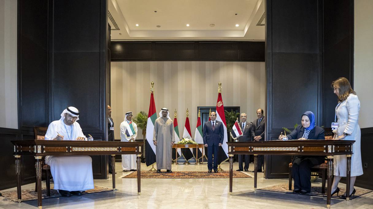 Le président des Émirats arabes unis, Cheikh Mohamed ben Zayed al-Nahyan et le président égyptien Abdel Fattah el-Sisi, assistent à la signature d'un protocole d'accord entre les deux pays concernant le projet éolien de 10 gigawatts en Égypte, lors de la COP27 à Charm el-Cheikh, le 7 novembre 202.