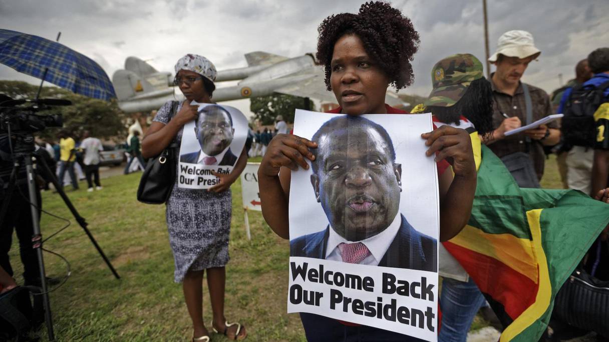 Des Zimbabwéennes brandissant le portrait de leur nouveau président, quand il revenait de son court exil. 