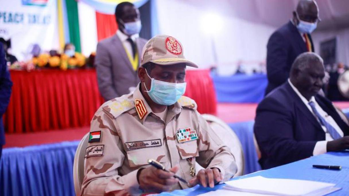 Pour les autorités soudanaises, c’est en uniforme militaire que Mohamed Hamdan Daglo, vice-président du Conseil souverain et accusé d’avoir commis des «atrocités» au Darfour, a signé l’accord.