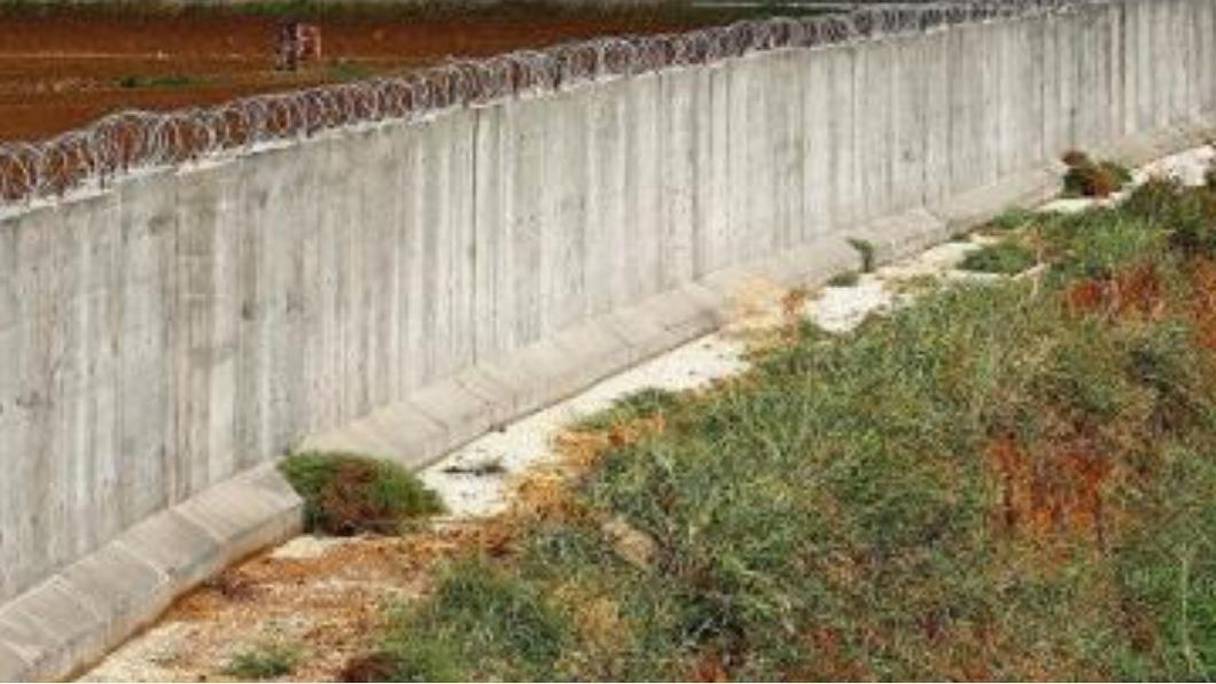 Le mur construit par la Guinée Équatoriale à sa frontière avec le Cameroun. 