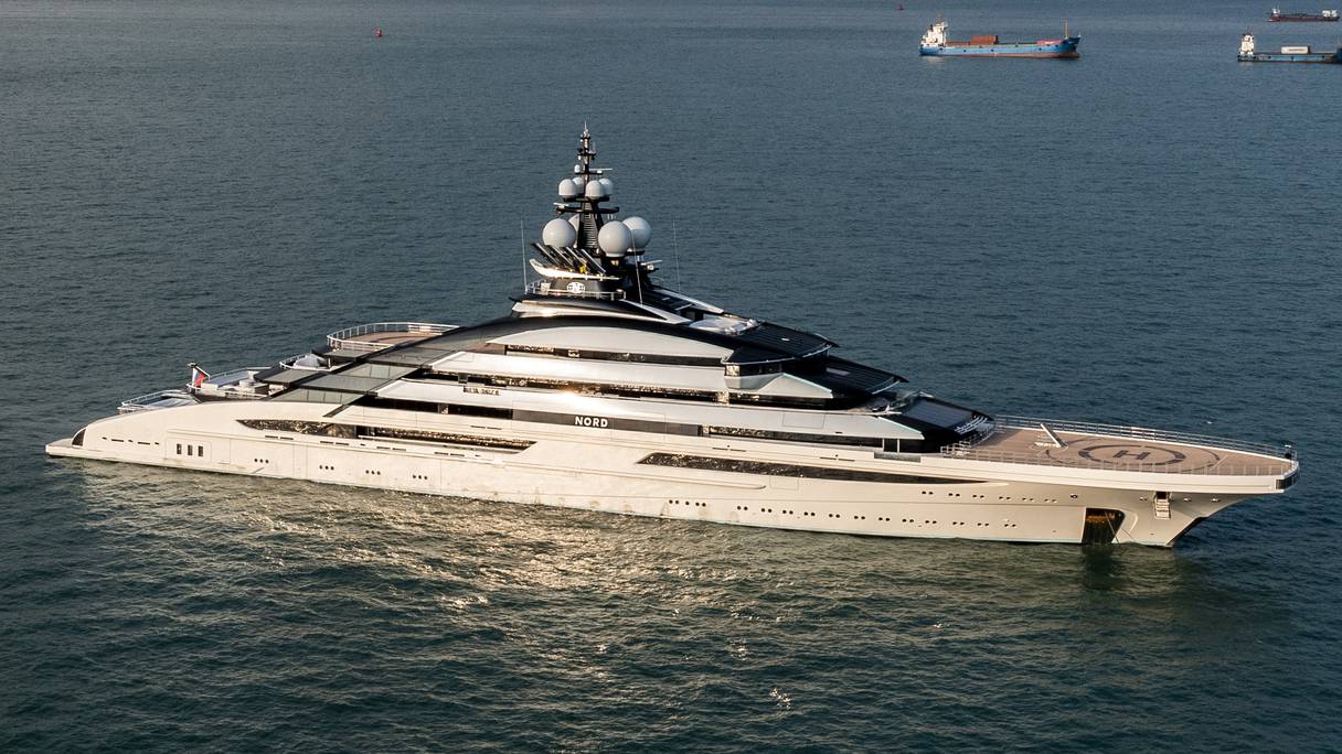Le mégayacht de luxe Nord, qui serait lié au milliardaire Alexei Mordashov, est vu ancré dans les eaux de Hong Kong le 7 octobre 2022.