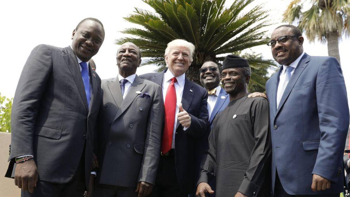 Au G7, le président américain Donald Trump pose avec le président kenyan Uhuru Kenyatta, le président de l'Union africaine Alpha Condé, le président de la Banque africaine de développement Akinwumi Adesina, le vice-président du Nigeria Yemi Osinbajo et le Premier ministre d'Ethiopie Hailemariam Desalegn.
