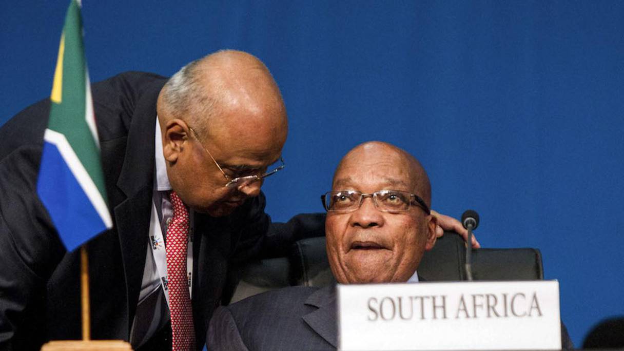 Le président sud-africain Jacob Zuma (d) et son ministre des Finances Pravin Gordhan, le 27 mars 2013 à Durban |