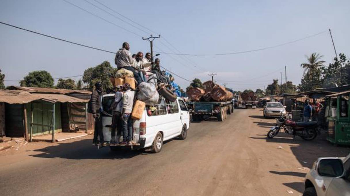 Des rebelles centrafricains sur des véhicules dans le centre du pays. 