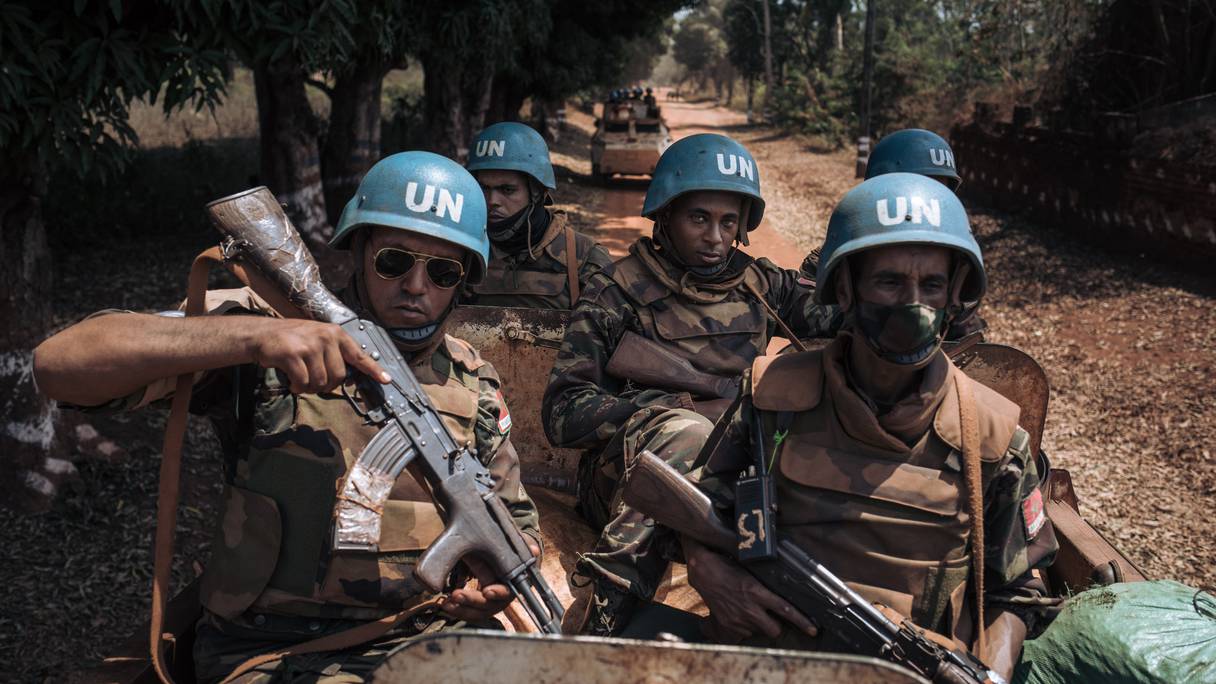 Des casques bleus marocains de la Mission multidimensionnelle intégrée des Nations Unies pour la stabilisation en République centrafricaine (MINUSCA) patrouillent à Bangassou le 3 février 2021