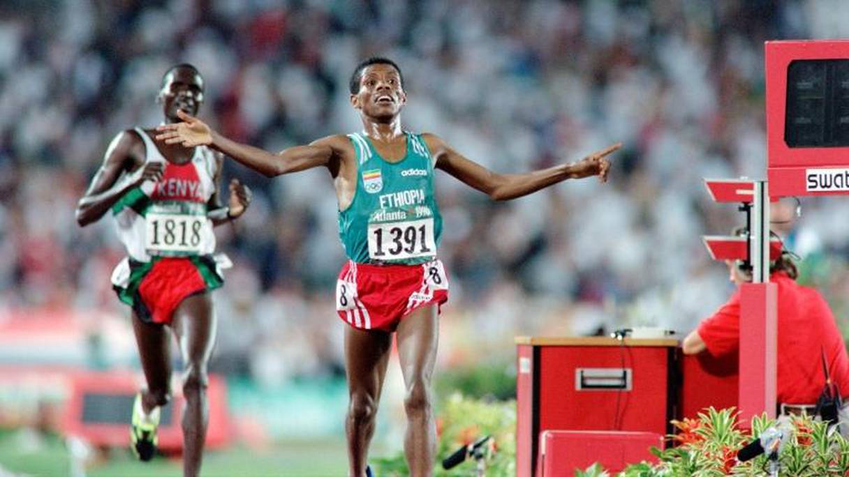  L'Ethiopien Haile Gebreselassie, franchit en vainqueur la ligne d'arrivée du 10.000 m aux JO d'Atlanta, le 29 juillet 1996.