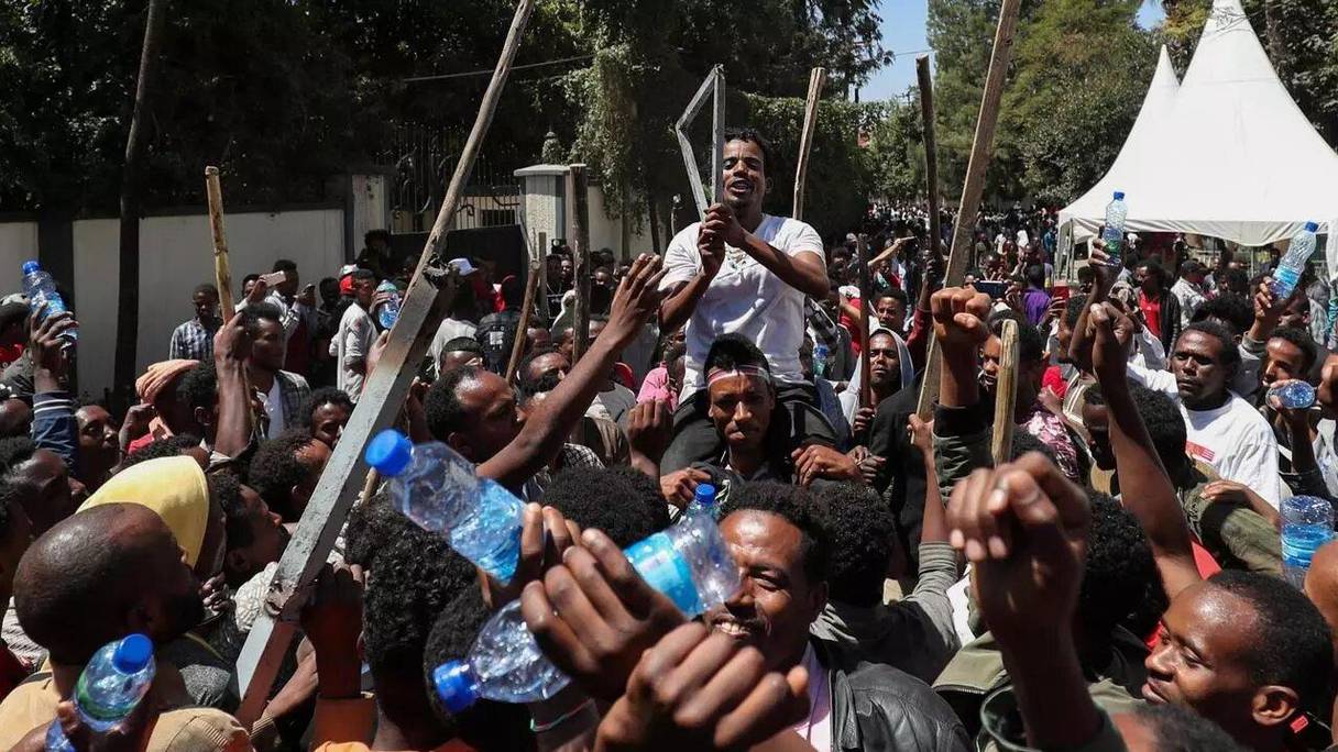 Des partisans de Jawar Mohammed manifestent devant sa maison à Addis Abeba, le 24 octobre 2019. 