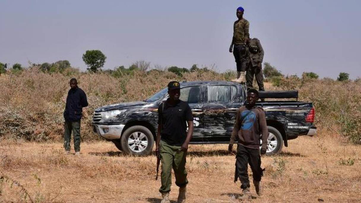 Les forces de sécurité au Nigeria sur le site d'une attaque imputée au groupe jihadiste Boko Haram en périphérie de Maiduguri, le 12 février 2021.

