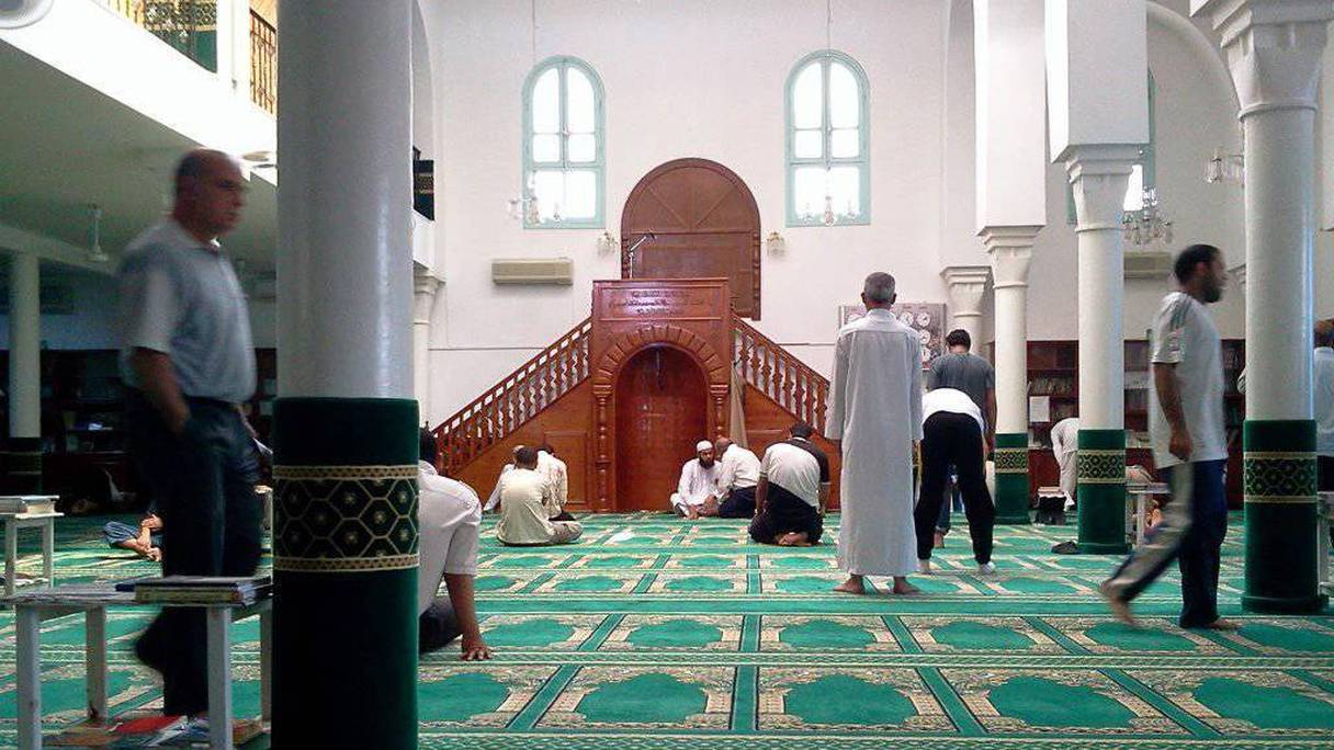 L'intérieur d'une mosquée tunisienne. 