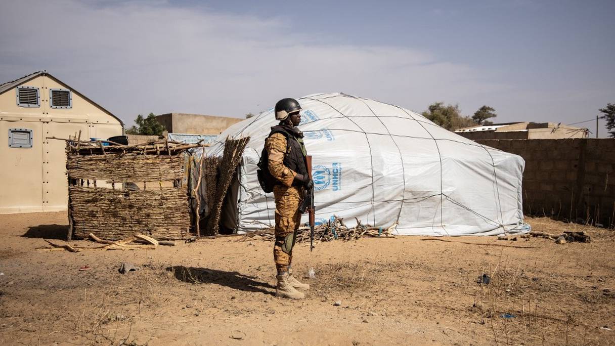 Un soldat burkinabè patrouille dans un camp abritant des personnes déplacées à l'intérieur du pays (PDI) du nord du Burkina Faso à Dori, le 3 février 2020 (archives). 
