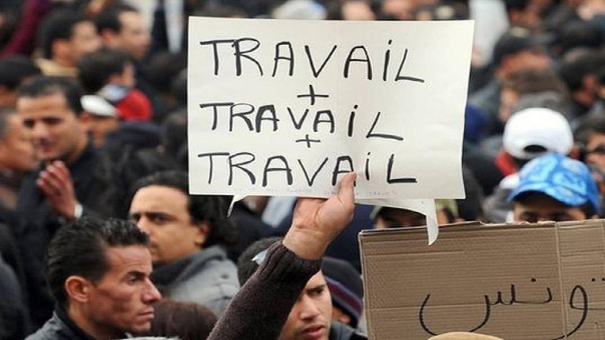 Face au chômage des jeunes et pour calmer la rue, le gouvernement tunisien et les entreprises publiques ont recruté à tour de bras. 
