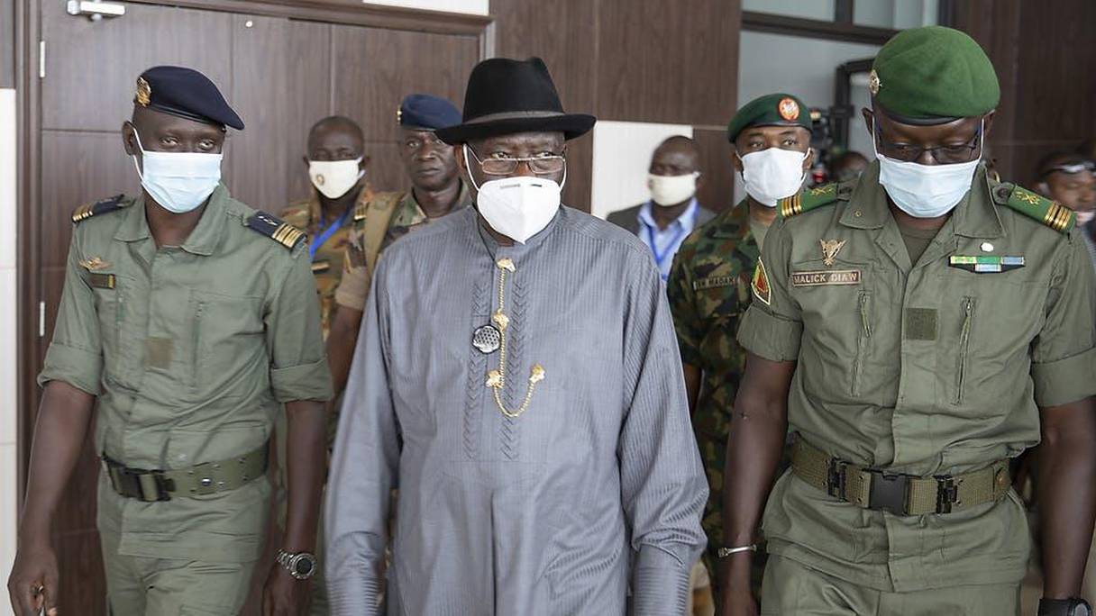 L'ex-président nigérian Goodluck Jonathan, chef de la délégation de la CEDEAO en compagnie des membres de la junte militaire malienne.