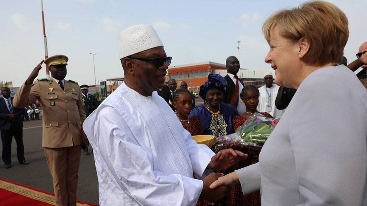 La Chancelière allemande, Angela Merkel, et le président malien Ibrahim Boubacar keita, à l'aéroport de Bamako. 