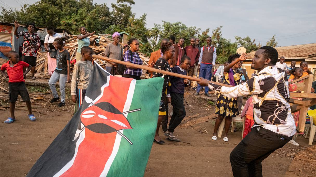 Un drapeau Kenya brandi lors de la campagne présidentielle de 2022. 