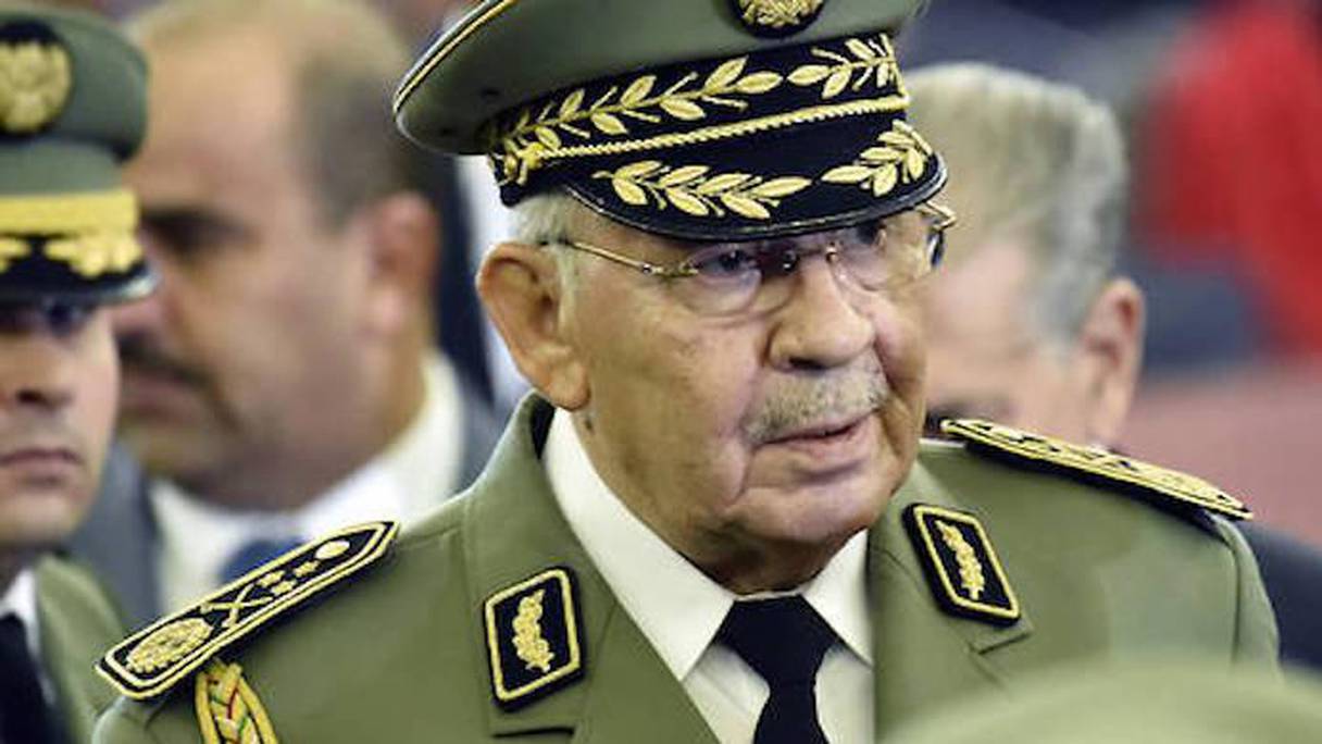 Feu le général Ahmed Gaïd Salah et l’adjudant-chef Guermit Bounouira.
