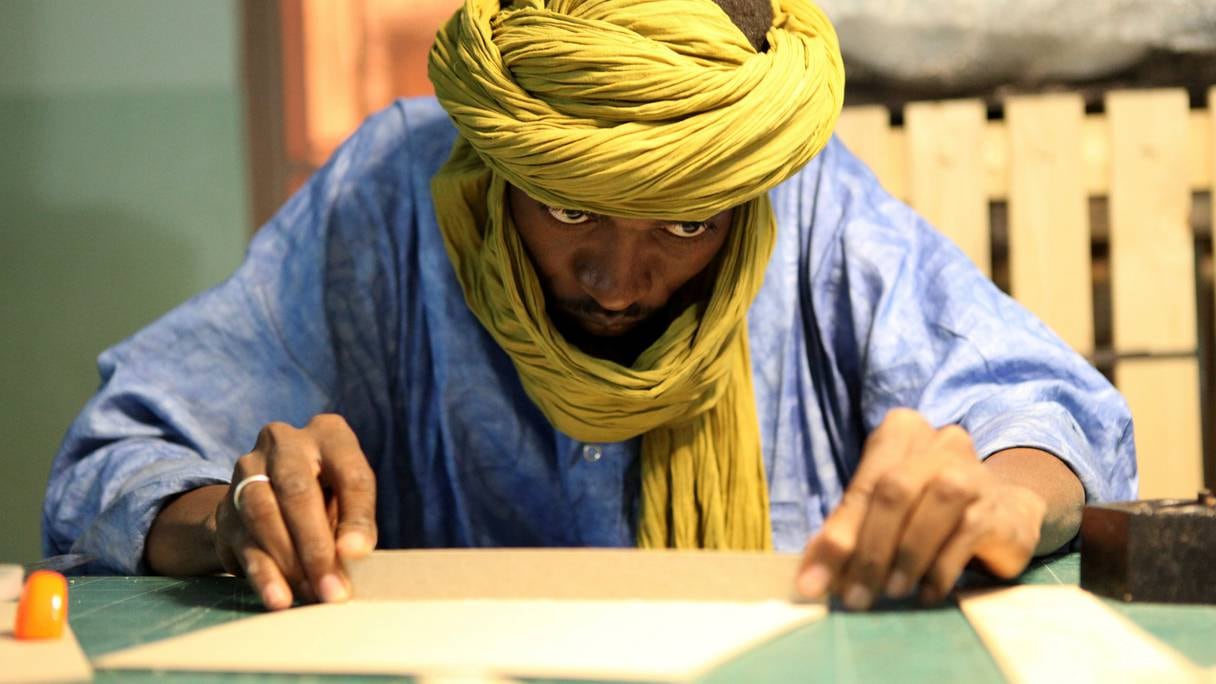 Photo prise le 28 janvier 2015 montrant Jidou Ag Taya, fabriquant des boites de conservation des manuscrits a l'Institut Ahmed Baba a Bamako  . AFP PHOTO / SEBASTIEN RIEUSSEC