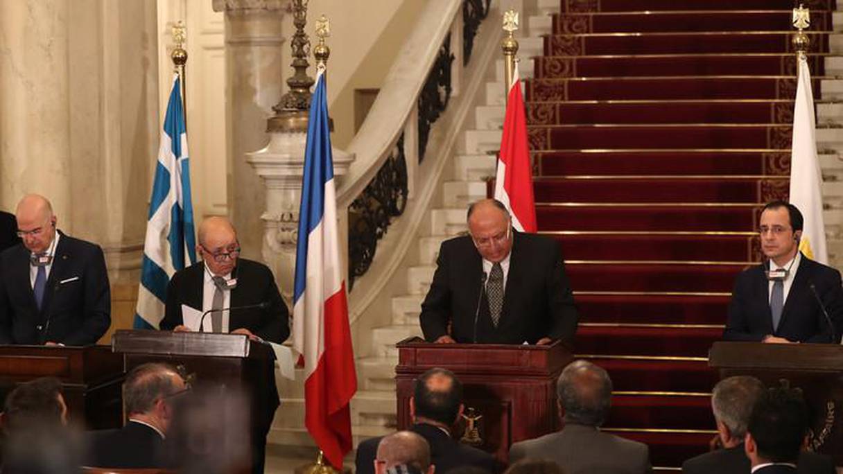 Le ministre égyptien des Affaires étrangères Sameh Shoukry (au centre), en présence de ses homologues grec, français et chypriote lors d'une conférence de presse à l'issue d'une réunion sur la Libye le 8 janvier 2020 au Caire 