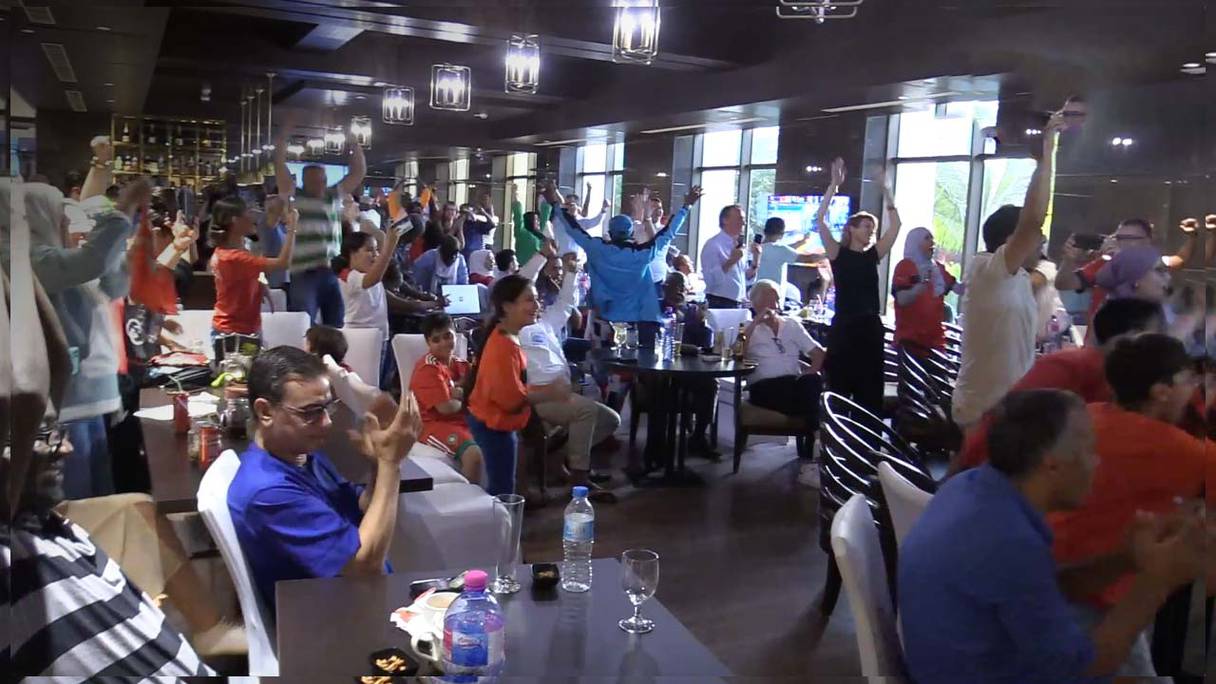 La joie des supporters marocains à Niamey, Niger, après la qualification historique en demi-finale de la Coupe du monde 2022.