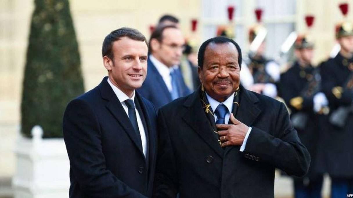 Le président français Emmanuel Macron et Paul Biya du Cameroun.