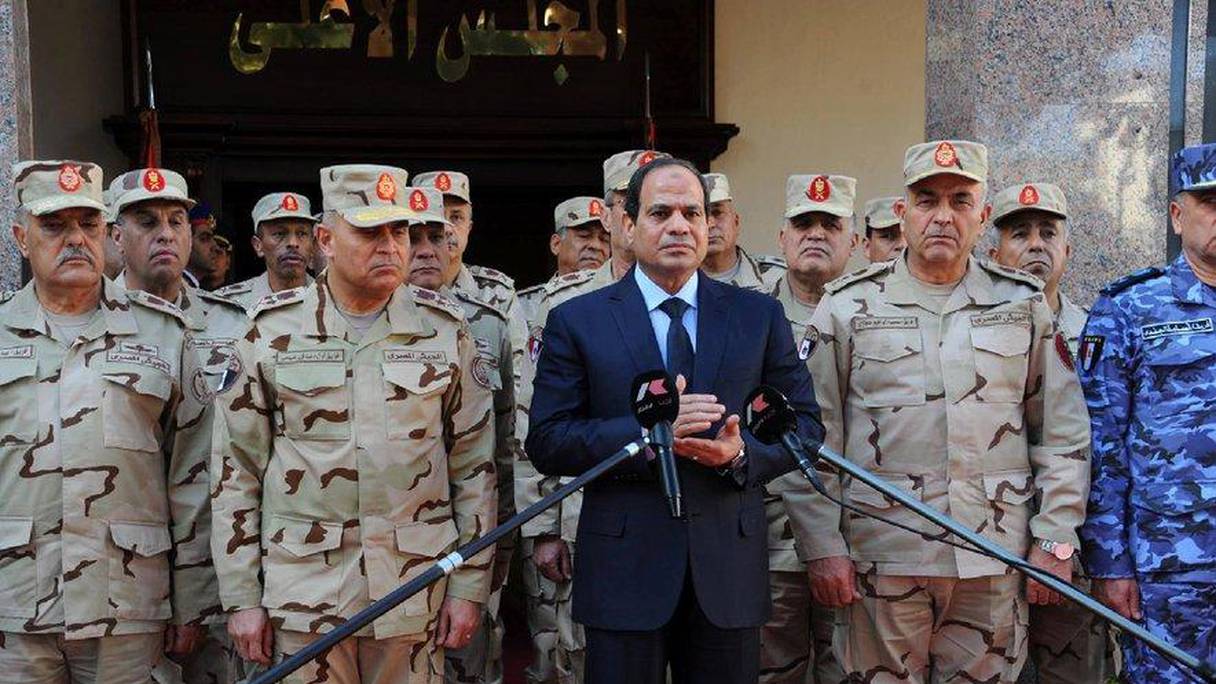 Le président Sissi entouré de hauts gradés de l'armée égyptienne.