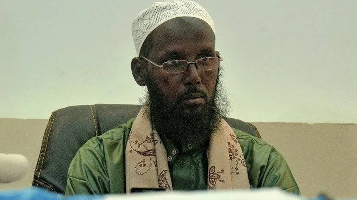 L'ancien chef adjoint et porte-parole du groupe Shebab affilié à Al-Qaïda, Cheikh Mukhtar Robow, également connu sous le nom d'Abou Mansur, lors d'un entretien avec des journalistes, le 15 août 2017 à Mogadiscio.