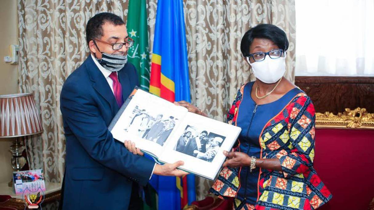 Marie Tumba Nzeza, ministre d'État, ministre des Affaires étrangères, et l'ambassadeur du Royaume du Maroc en RDC, Rachid Agassim, venu lui présenter un recueil intitulé "Mohammed VI Africa".