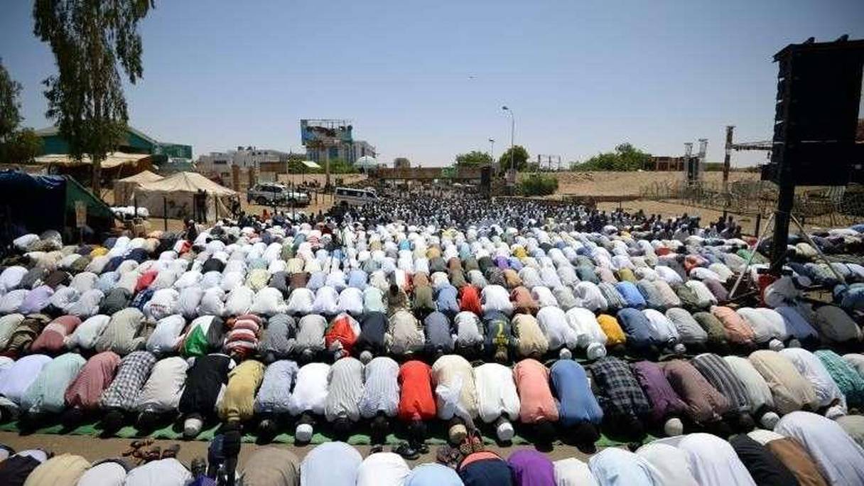 Des manifestants soudanais participent à la prière hebdomadaire du vendredi 17 mai 2019. 