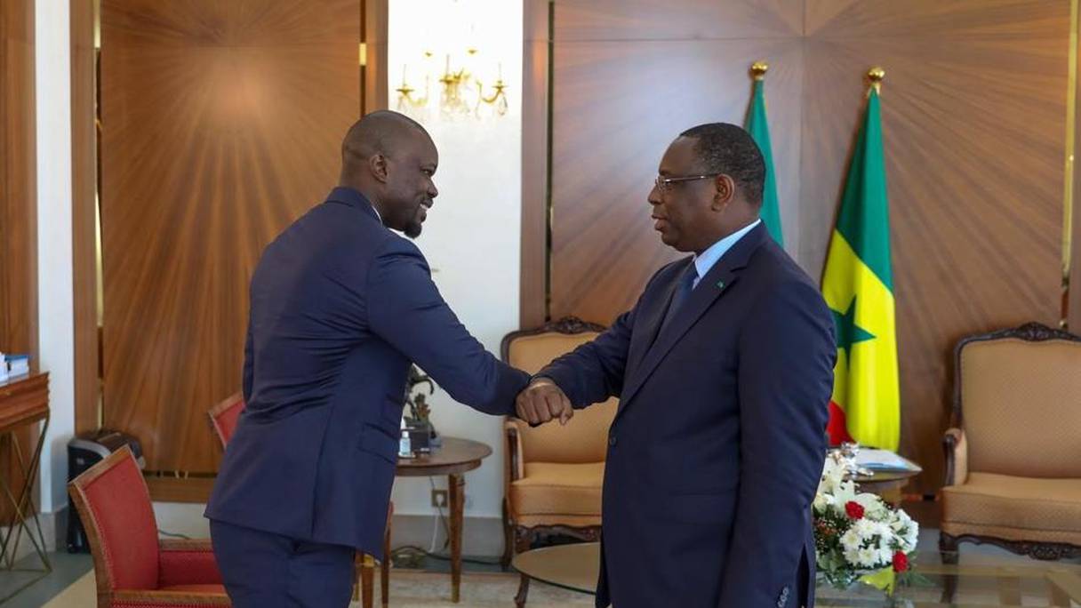 L'opposant Ousmane Sonko saluant le président Macky Sall qu'il a toujours refusé de rencontrer. 
