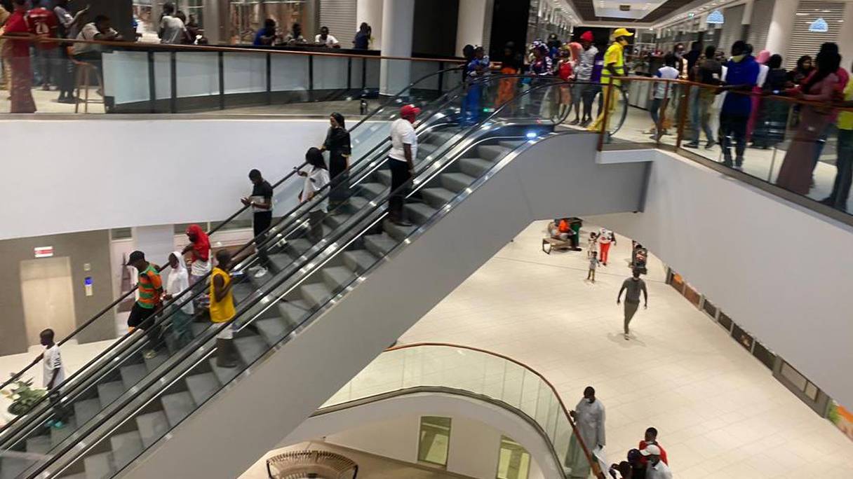 Les escalators du Douala Grand Mall créent le buzz.