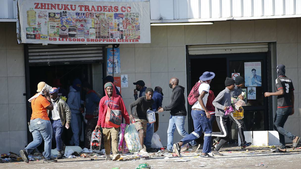 La foule s'attaquant à une boutique d'un township de Johannesburg lors des émeutes de juillet 2022. 