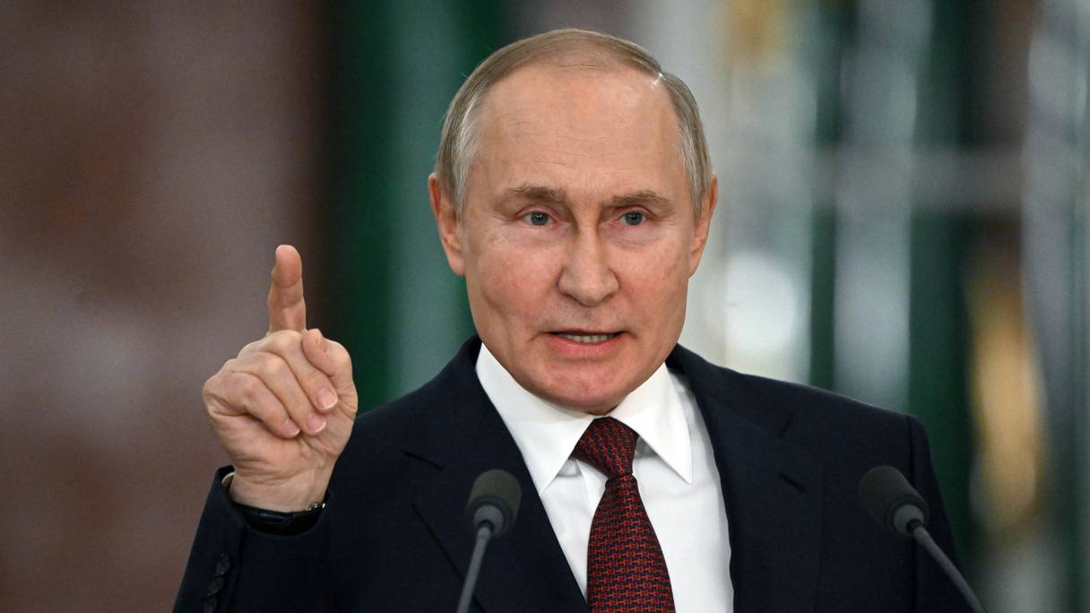 Le président russe Vladimir Poutine lors d'une conférence de presse à l'issue d'une réunion du Conseil d'État sur la mise en œuvre de la politique de la jeunesse, au Kremlin à Moscou le 22 décembre 2022.
