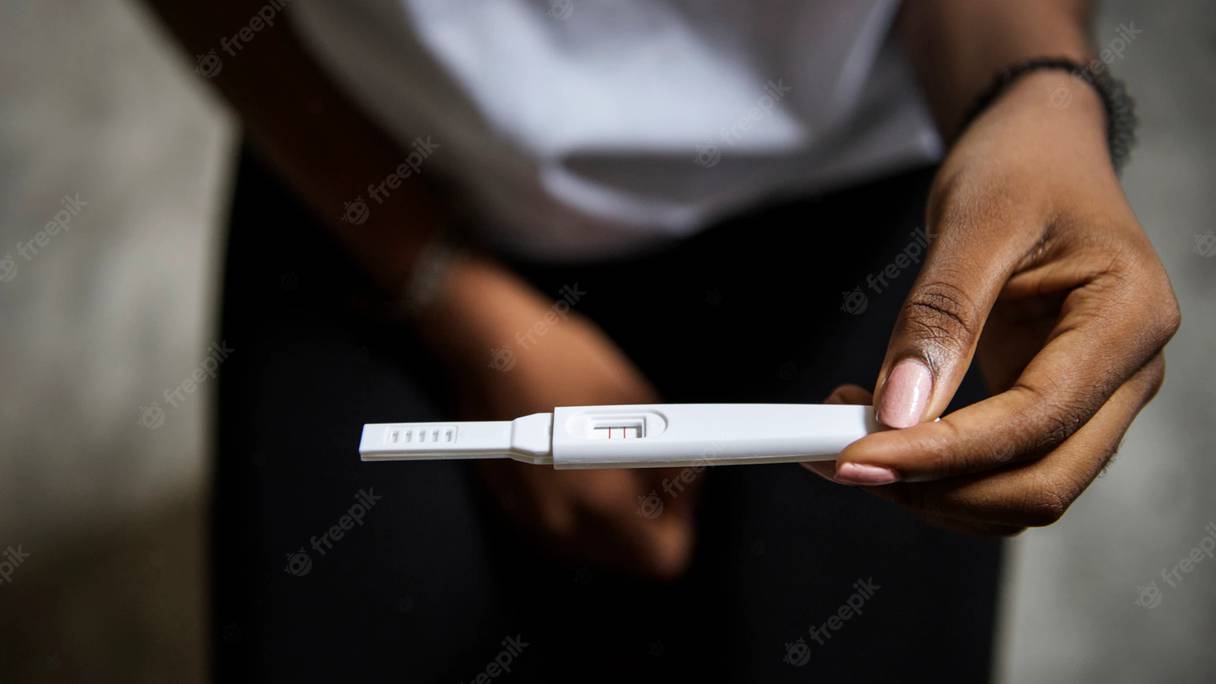 Une femme avec un test de grossesse.