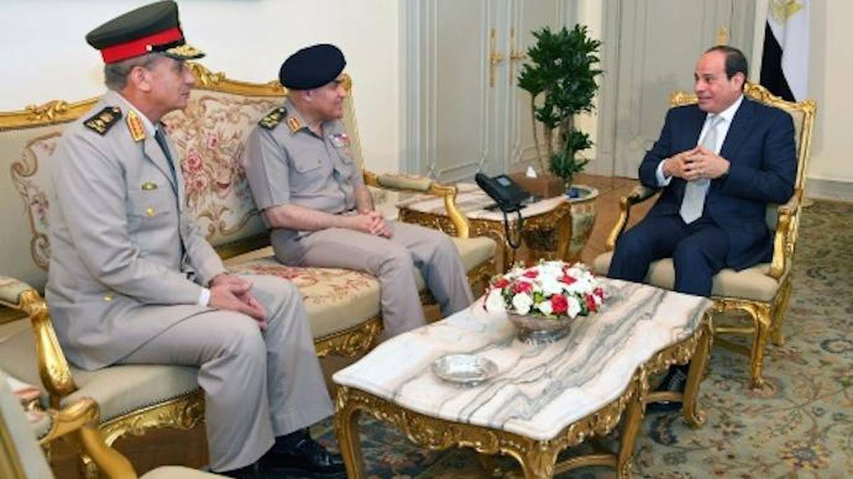 Le président Abdel Fattah al-Sissi (droite) se réunissant au Caire avec le nouveau ministre de la Défense, le général Mohamed Zaki.