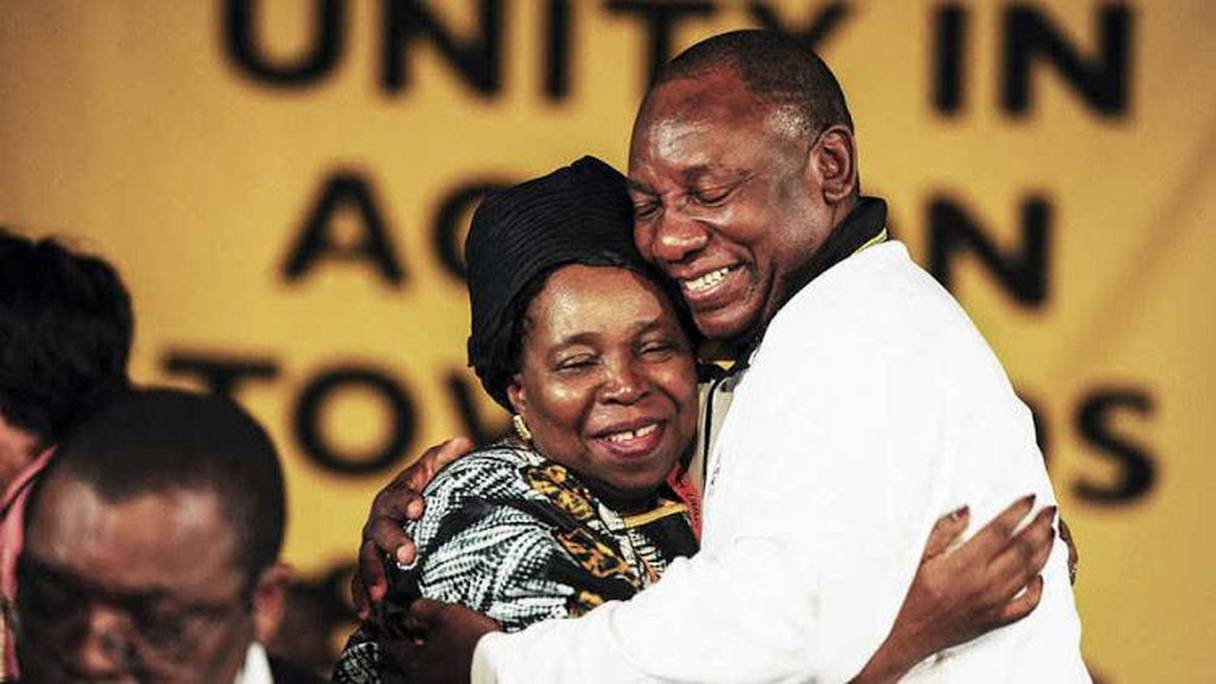 Cyrill Ramaphosa enlaçant sa rivale Nkosazana Dlamini Zuma.