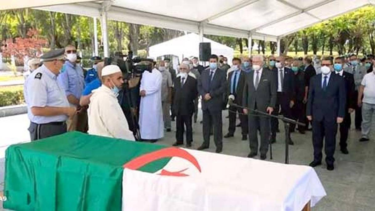 Enterrement au cimetière El Alia de l'ancien chef de gouvernement algérien, Belaid Abdeslam, mort de Covid-19. 