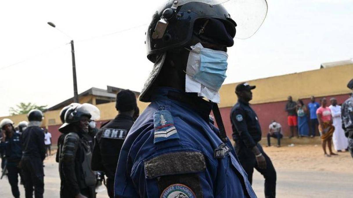 Des éléments du Groupement mobile d'intervention (GMI), la force anti-émeute ivoirienne et de la gendarmerie en renfort à Dabou à une vingtaine de kilomètres d'Abidjan. 