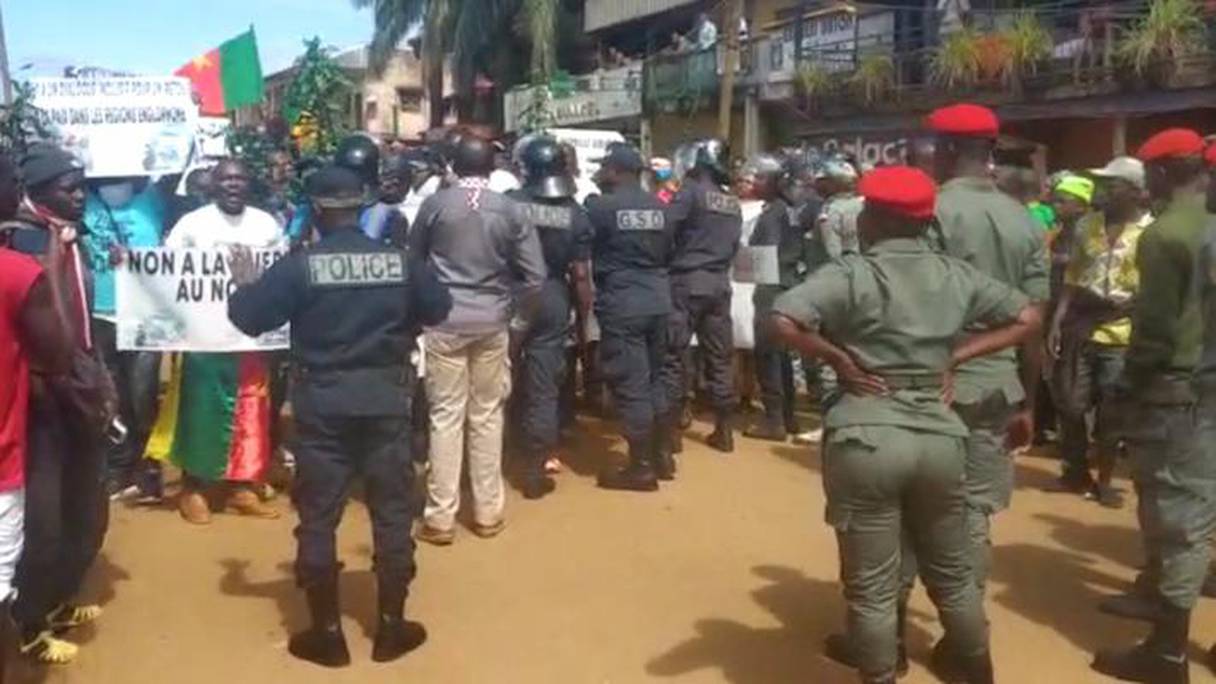 Des manifestants de l'opposition camerounaise face aux forces de l'ordre à Bafang, dans l'Ouest du Cameroun.