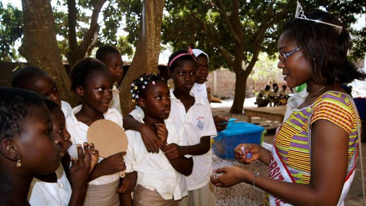 Zita Totu "princesse vierge 2014" s'adresse à des écoliers à Lomé, le 22 février 2016.
