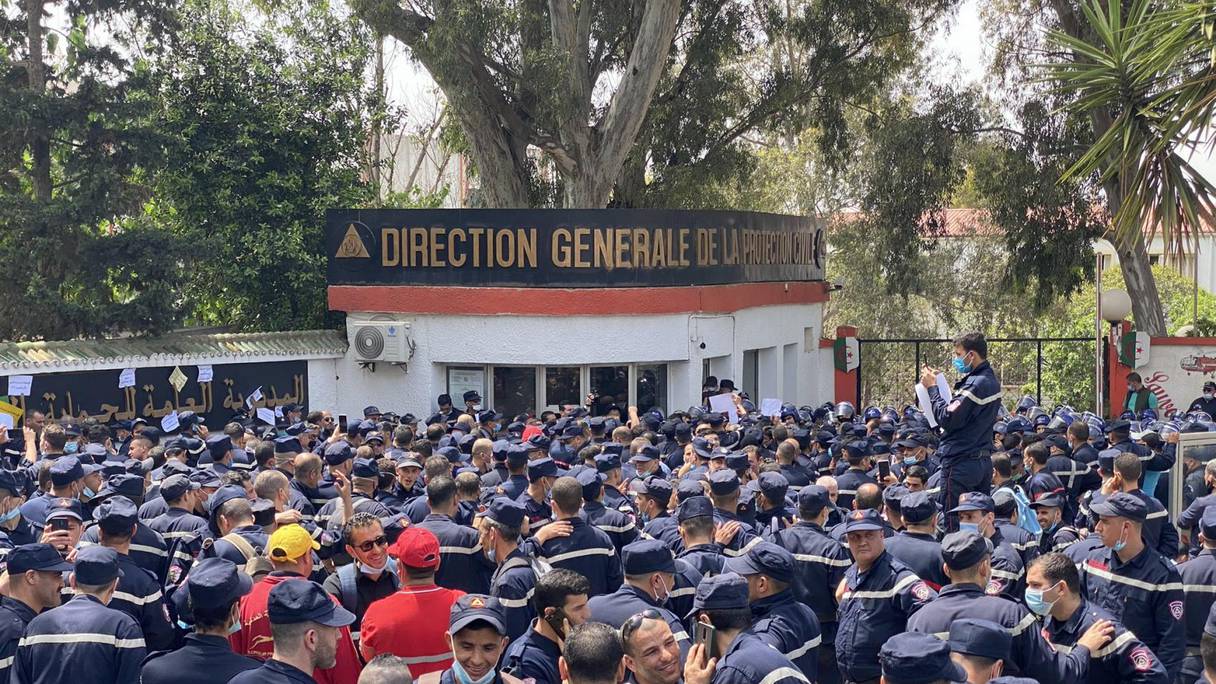 Les sapeurs pompiers algériens devant la Direction générale de la protection civile.