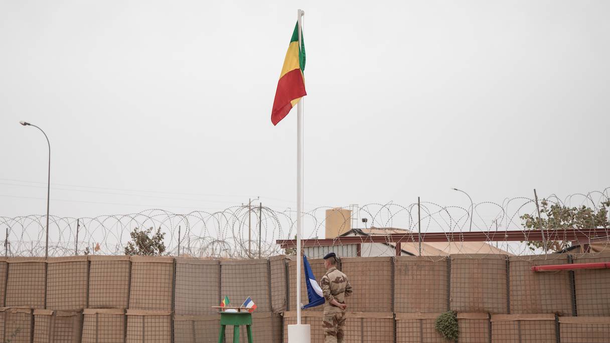 Les troupes françaises ont officiellement levé le camp le 15 août 2022. Ici, elles plient les couleurs, pour lever celles du Mali.