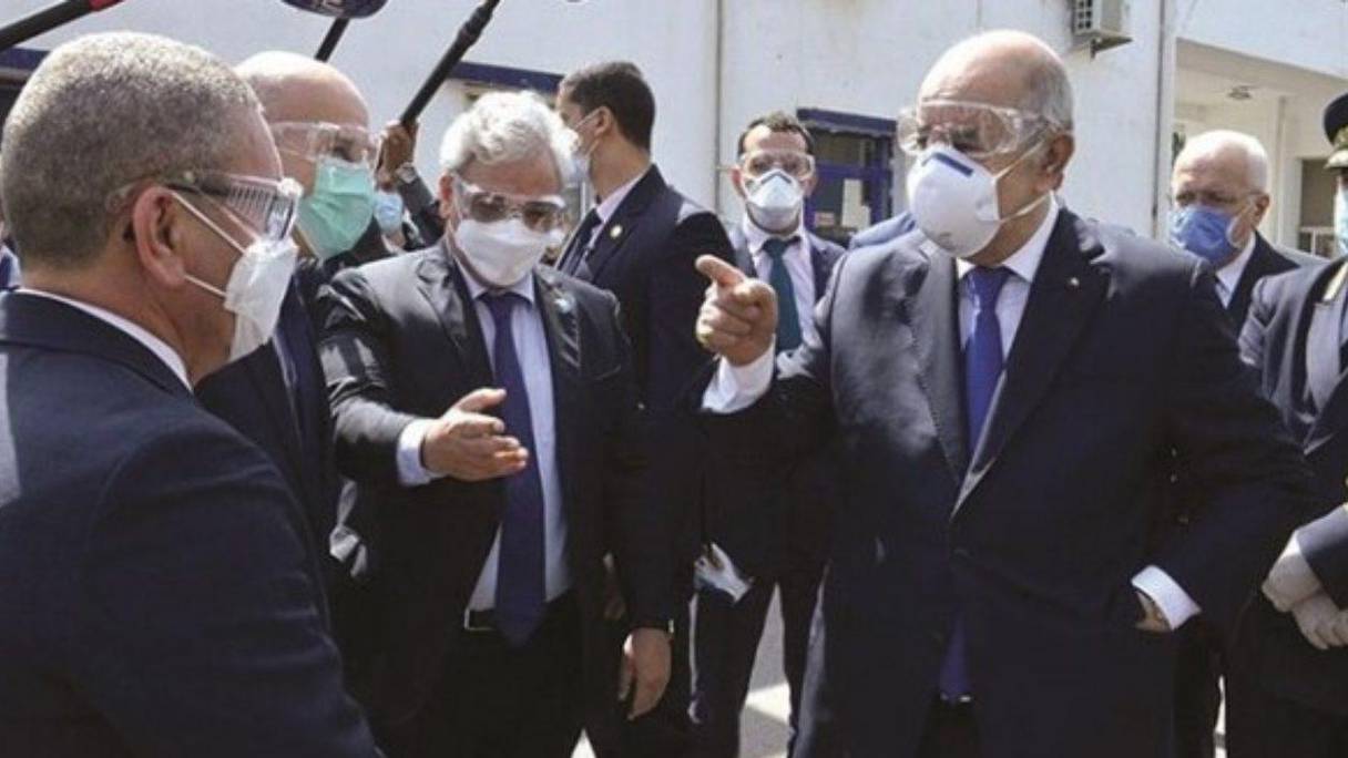 Le président algérien et des membres de son entourage masqués pour se protéger du coronavirus.