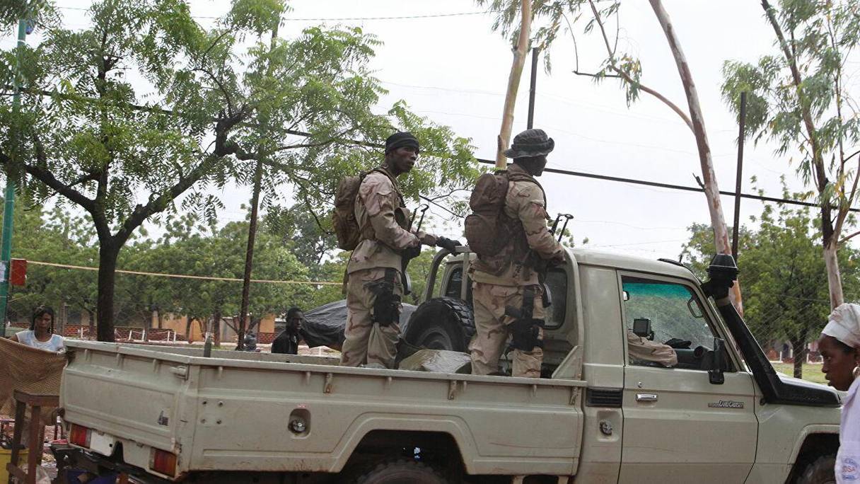 Des militaires maliens dans un véhicule de l'armée. 