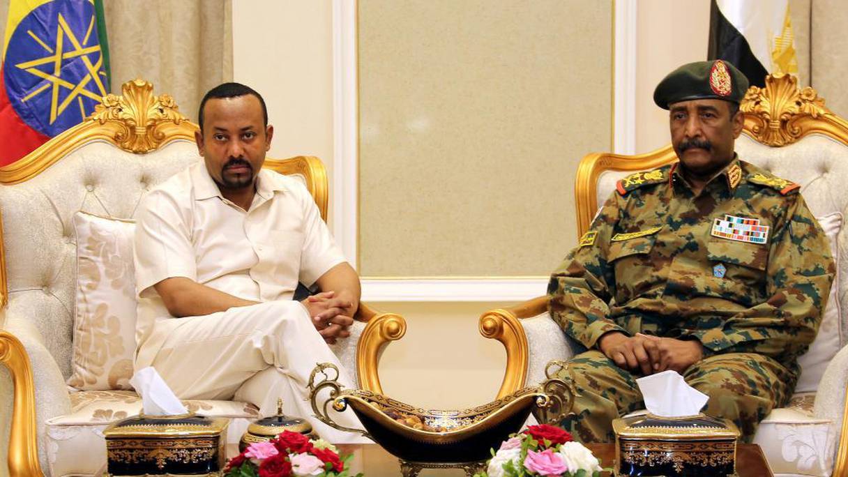 Le Premier ministre éthiopien Abiy Ahmed (g) et le général Abdel Fatah al Burhan chef du Conseil militaire de transition.