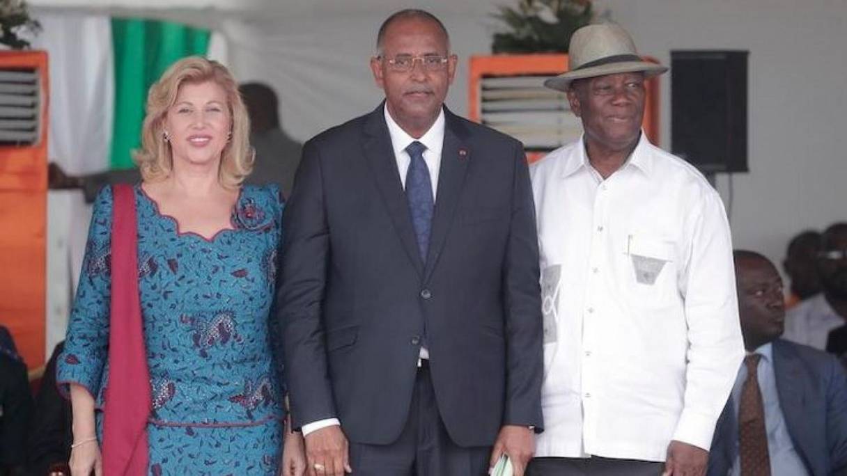 Patrick Achi, secrétaire général de la présidence ivoirienne, entouré par le couple Ouattara.