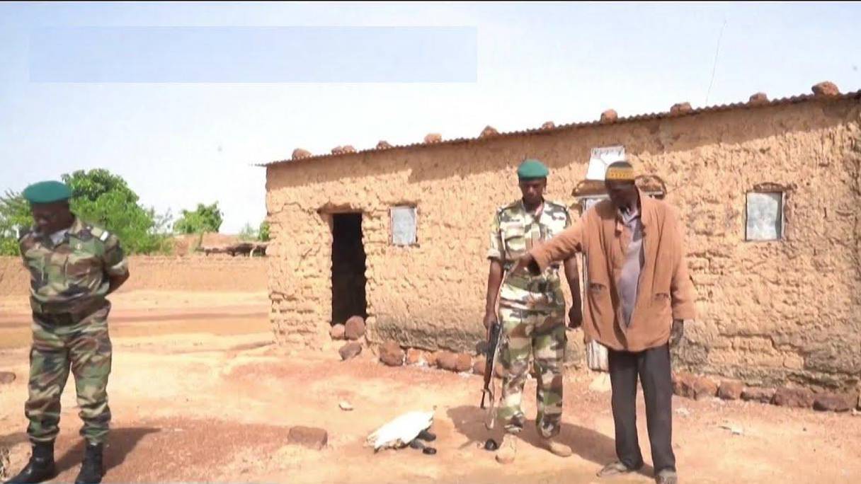A Fana, dans le sud du Mali, un homme désigne l'endroit où l'un des corps a été trouvé.
